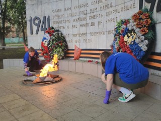 Волонтеры помыли полы и стены на мемориале с «Вечным огнем»