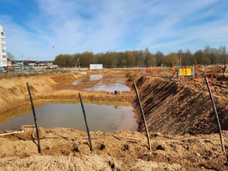 В Солнечном на месте строительства нового дома рабочие вырыли котлован
