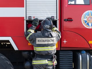В Серпухове пожарные потушили загоревшийся в автомобиле самокат