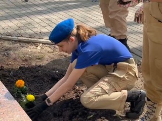 Школьники очистили памятник космонавту Стрекалову и навели порядок в парке