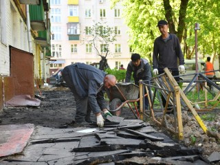 Во дворах на Молодежной улице в Химках ремонтируют пешеходные дорожки