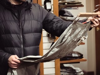 Двое мужчин похитили брендовые кеды и джинсы из магазина в Котельниках