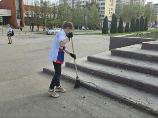 Волонтеры Коломны провели субботник у молодежного центра «Русь»