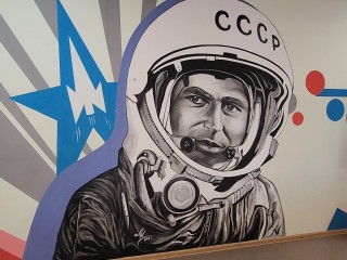 Мурал в честь космонавта Германа Титова открыли в школе «Лидер»
