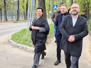 В Лобне засеяли новые газоны и восстанавливают тротуары