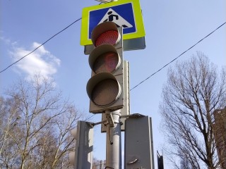 Инспекторы выясняют причины ДТП, в котором водитель снес светофор в Мытищах