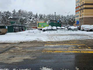 Огромную лужу, мешающую пешеходам, устранили в микрорайоне Белая Дача
