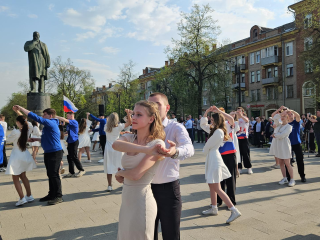 Жуковская молодежь исполнила праздничный вальс на одной из улиц города