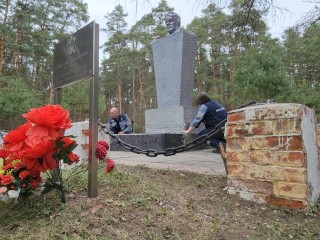 Памятник неизвестному летчику в Лужках почистили и покрасили