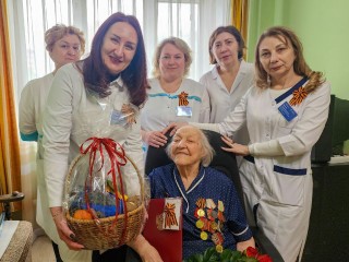 Сотрудники Подольской областной больницы поздравили ветеранов Великой Отечественной войны с предстоящим юбилеем Победы