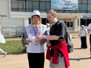 Волонтеры Раменского помогают горожанам проголосовать за благоустройство