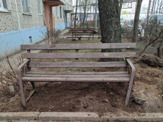 По просьбе жителей в Лобне отремонтировали лавочку — «горку» на Букинском шоссе