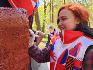Подростки обновили краску затерянного в лесах Ступина памятника героям Великой Отечественной