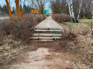 Разрушенные ступеньки на тротуаре на Московской восстановили