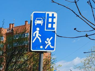В Черноголовке переустановили дорожный знак на Школьном бульваре