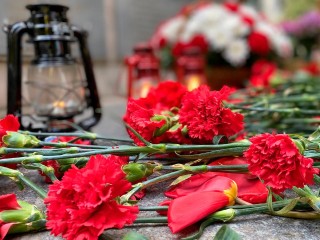 Рюмку водки и хлеб принесли к месту гибели генерала в Балашихе