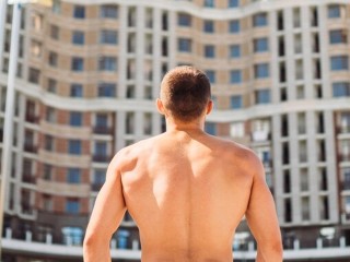 Необычный тренд апреля: в Балашихе мужчины выходят на улицу без одежды