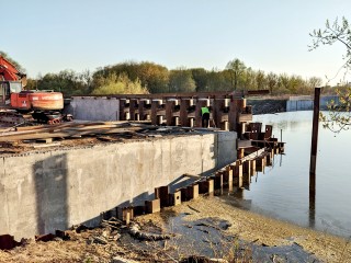 На плотине в Серпухове меняют узлы сброса воды