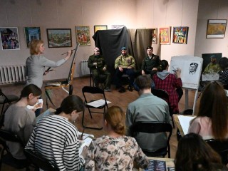 Бойцов СВО из Серпухова увековечили на портретах на выставке «Родина в сердце героя»