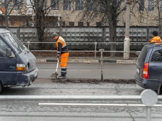 В Красногорске дорожники убрали мусор и обновили знаки