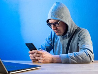 Мошенники пытаются лишить жителей Котельников денег, убеждая закрыть международные счета