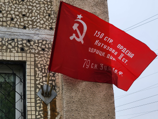 Фасады домов в Серебряных Прудах украсили флагами ко Дню Победы