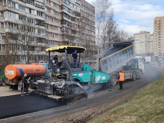 В Свердловском на улице Набережной уложили новый асфальт