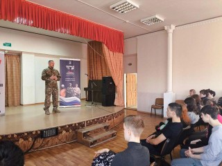 Ветеран СВО поделился опытом боевой службы со студентами из Рошаля
