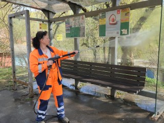 Городские остановки Серпухова получили летний «макияж» от коммунальщиков