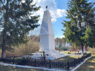 Ко Дню Победы в Луховицах обновляют обелиск на улице Озерной