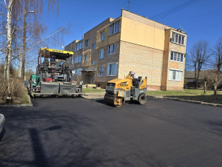 Во дворах нескольких домов в Гидроузле уложили новый асфальт