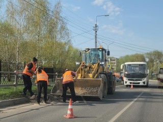 Коммунальщики и спецтехника навели чистоту на Весенней в Серпухове