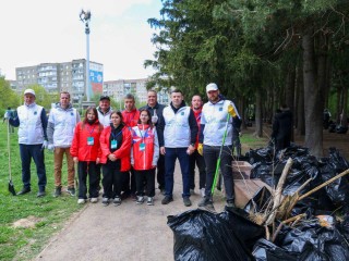 Замминистра ЖКХ Подмосковья вместе с подольчанами очистил лесопарк «Елочки» на субботнике