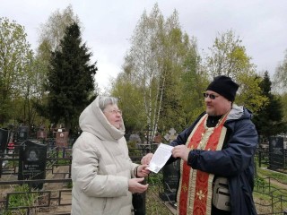 Священнослужители храма в Перловке раздали листовки с текстом молитв на кладбище