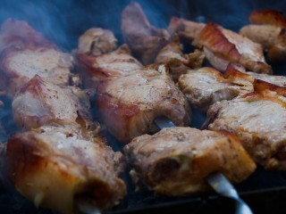 Рыбу, курицу и индейку признали самым безопасным мясом для шашлыков