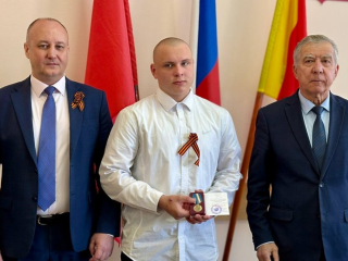 В Егорьевске вручили награды подросткам, спасшим детей на пожаре