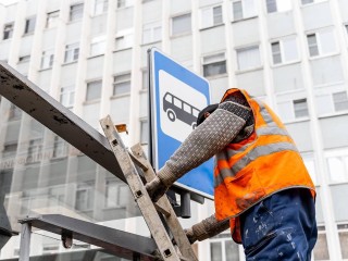 На дорогах Солнечногорска отремонтировали знаки и провели уборку