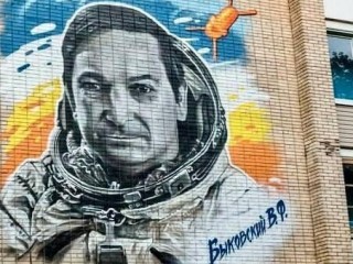 «Космические» муралы украсили стены многоэтажек в Подмосковье