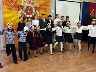 Лицеисты-младшеклассники танцевали, пели и читали стихи в честь юбилея Победы