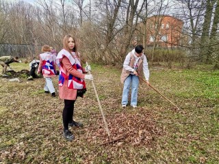 Волонтеры из Пущина убрали сор и старую траву на аллее Ветеранов