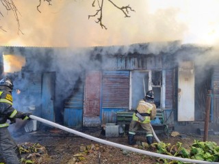 В Истре пожарные оперативно потушили огонь в нежилом доме