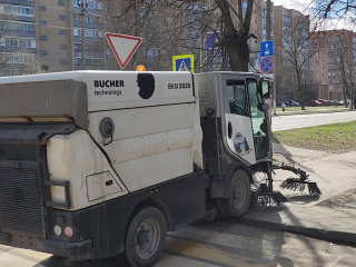 Специальные машины очистили и вымыли тротуары вдоль главной улицы Чехова