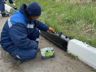 Домодедовские коммунальщики покрасили бордюры в микрорайоне Южный