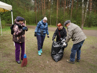 Больше 80 кубометров мусора собрали жители Котельников на субботнике в парке