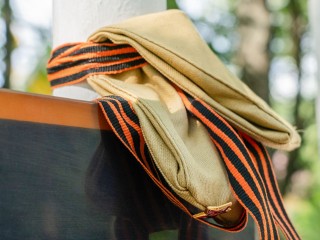 В можайской «Ривьере» детей научили делать символы Победы из георгиевских лент