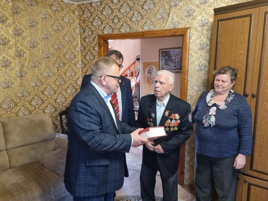 В преддверии 80-летия Великой Победы зампред Мособлдумы поздравил ступинских ветеранов