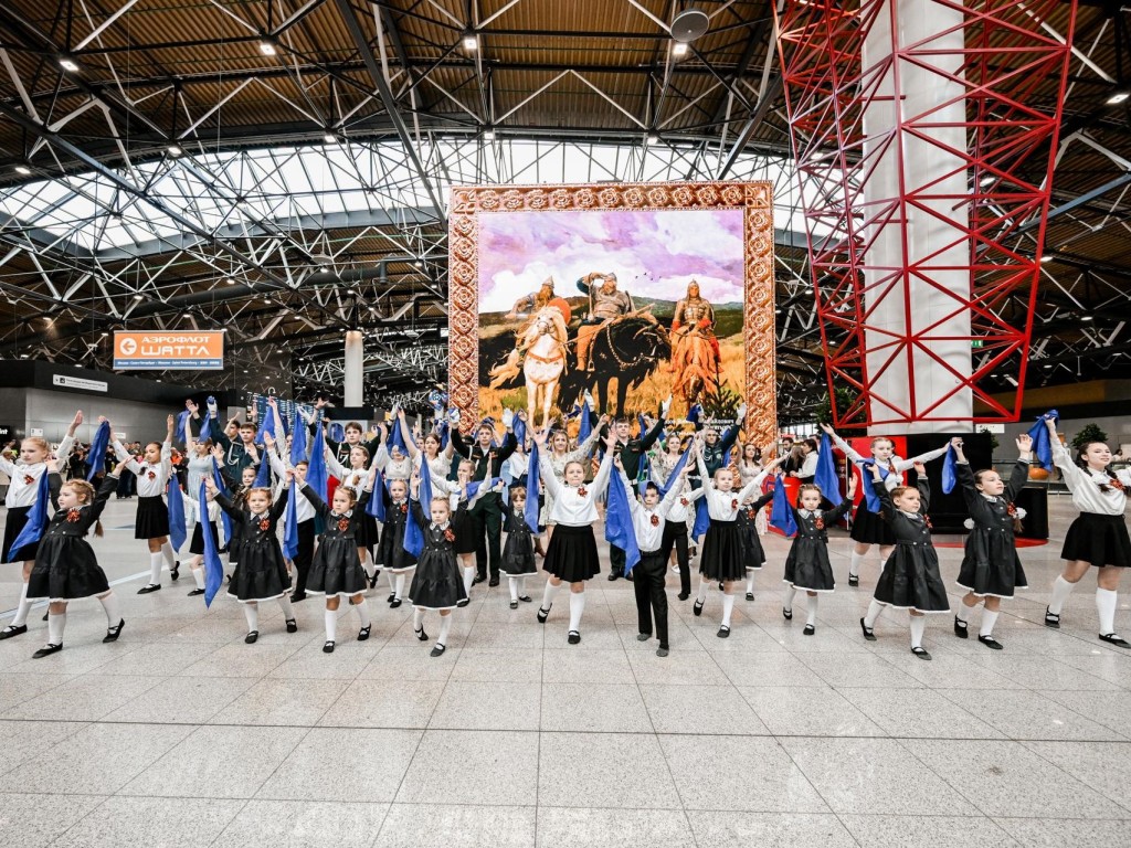 В аэропорту Шереметьево провели акцию «Синий платочек Победы»