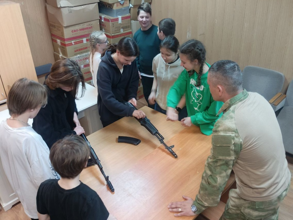Ребята «Бронницкой казачьей сотни» доводят до автоматизма навыки сборки автомата Калашникова
