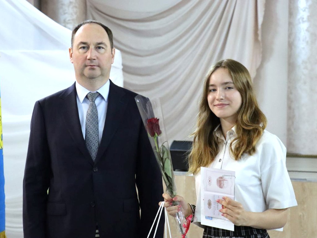 «Новый этап в вашей жизни»: глава Ступина вручил паспорта 14-летним жителям и призвал стать героями