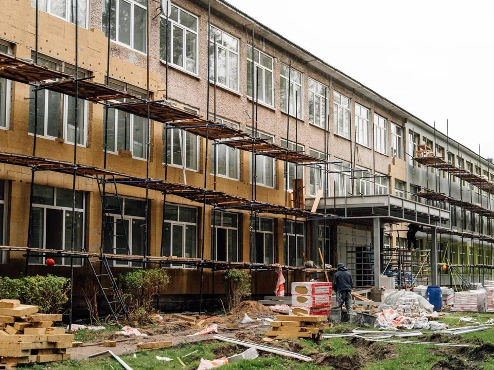В школе №21 монтируют новые окна и двери